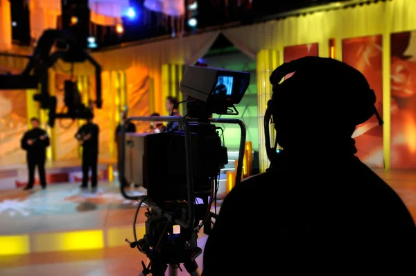 Kameraman pracuje v ateliéru - nahrávání show v televizním studiu — Stock fotografie