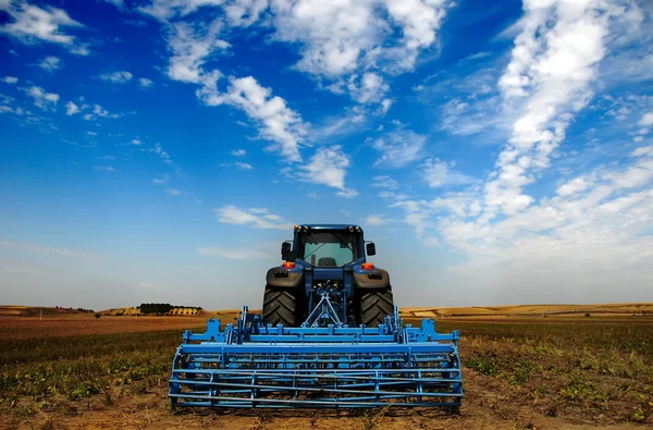 Le tracteur - équipement agricole moderne sur le terrain — Photo