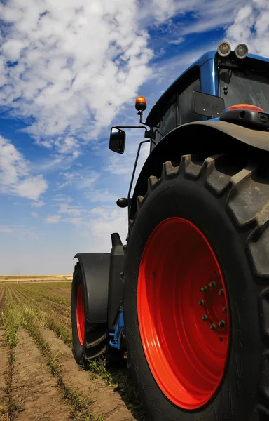 Der Traktor - moderne landwirtschaftliche Geräte im Feld — Stockfoto