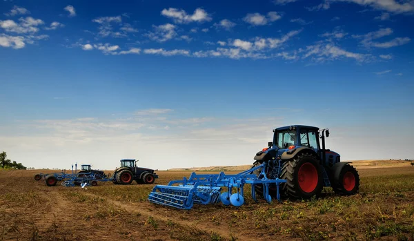 Der Traktor - moderne landwirtschaftliche Geräte im Feld — Stockfoto