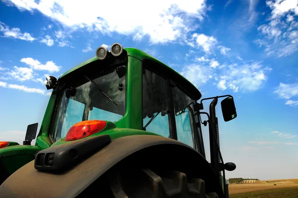 O trator - equipamento de fazenda moderno no campo — Fotografia de Stock