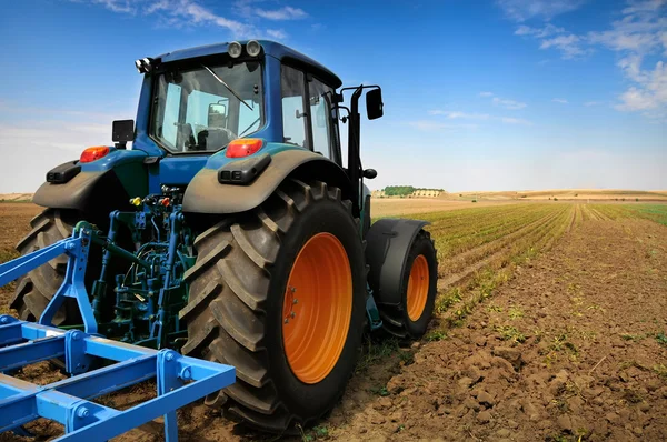 O trator - equipamento de fazenda moderno no campo — Fotografia de Stock