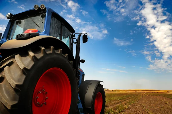 O trator - equipamento de fazenda moderno no campo — Fotografia de Stock