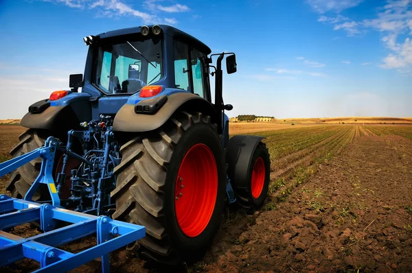 El Tractor - el equipo moderno de granja en el campo —  Fotos de Stock