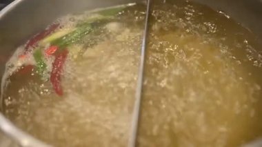 Sukiyaki ya da shabu ve karışık sebzeleri kaynayan bir çorba tenceresinde.