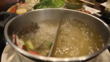 Sukiyaki ya da shabu ve karışık sebzeleri kaynayan bir çorba tenceresinde.