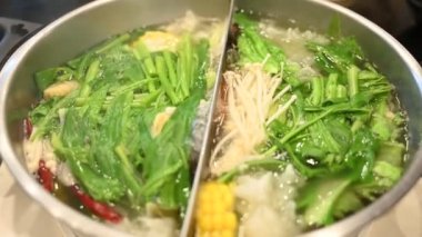 Sukiyaki ya da shabu ve karışık sebzeleri kaynayan bir çorba tenceresinde.