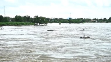 Bangkok Barajı 'ndaki nehirler - 17 Ekim 2021 Suyun altında ve nehirde balık tutan insanlar var