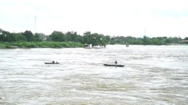 Bangkok Barajı 'ndaki nehirler - 17 Ekim 2021 Suyun altında ve nehirde balık tutan insanlar var