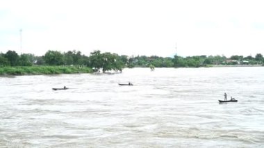 Bangkok Barajı 'ndaki nehirler - 17 Ekim 2021 Suyun altında ve nehirde balık tutan insanlar var