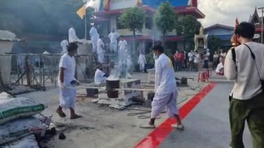 Bangkok, Tayland - 24 Ekim 2021: Erkeklerin ve kadınların inancı, Thonglor Thao Wessuwanno Jatu Maha Rashikan Wat Rat Sattha Tham (Wat Bang Chan), Han Na Yao Bölgesi, Bangkok