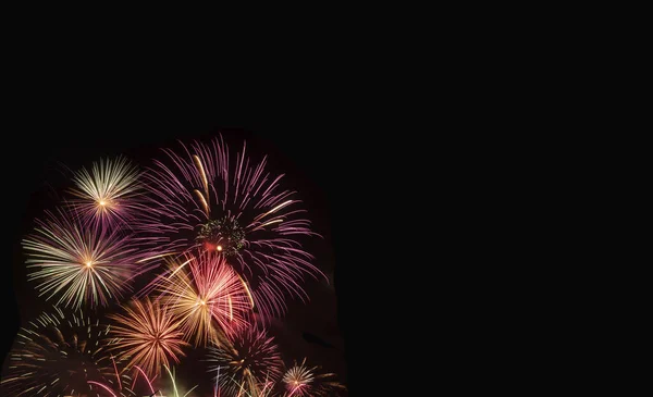 Bunte Silvesterfeuerwerk Auf Schwarzem Hintergrund Mit Kopierraum — Stockfoto