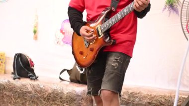 Müzik aletleri ve eğlence konseptleri - Elektro gitar çalan erkek müzisyenlerin elleri kapalı.