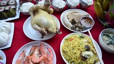 Keşişlere saygılarını sunmak ve Çin Yeni Yılı 'ndaki atalarımızı hatırlamak için.