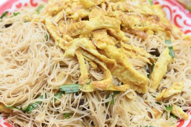 Çin usulü Kızarmış Erişte Yiyecek ve içecek konsepti