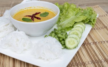 Çin tatlı çorbası beyaz tabak üzerinde yiyecek ve içecek konsepti