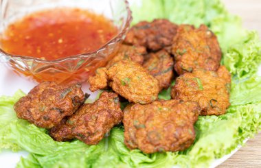 Geleneksel yeşil molalarla süslenmiş çıtır balık kekleri, sağlıklı beslenme kavramı..