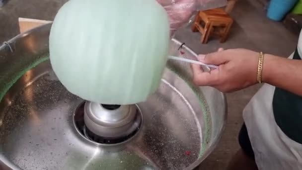 Man Hand Spinning Cotton Candy Machine Children Holidays – stockvideo