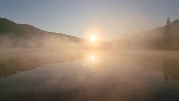 Alam Scenery Berkabut Danau Pagi Waduk Dengan Sinar Matahari Kuning — Stok Video