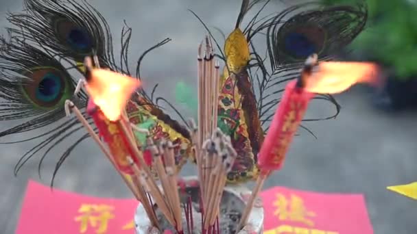 Chinesisches Neujahrsopfer Räucherstäbchen Und Kerzen Auf Dem Tisch — Stockvideo