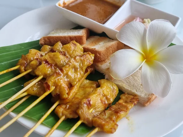 Gegrillter Schweinesatay Mit Erdnusssoße Und Dip Sauce Mit Brot — Stockfoto