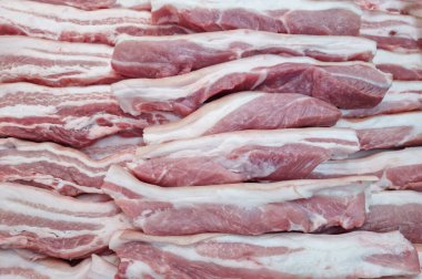 Taze kırmızı domuz eti arkaplanından bir sürü parça. Yumuşak odaklan, kapat.