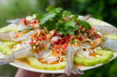 Balık soslu karides, doğal arkaplanda yeşil kalır.