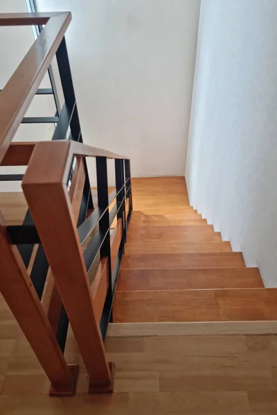 Interior Elegantes Escadas Madeira Maciça Moderna Casa Chão Com Fundo — Fotografia de Stock