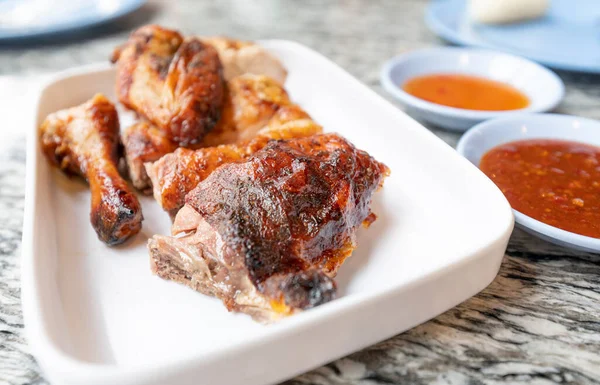 Makanan Dan Minuman Ayam Panggang Piring Putih Meja Makan — Stok Foto