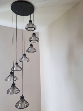 Binalar, iç mekanlar, arka plan ve tavan ile birleştirilmiş birkaç lamba..