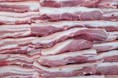 Taze kırmızı domuz eti arkaplanından bir sürü parça. Yumuşak odaklan, kapat.