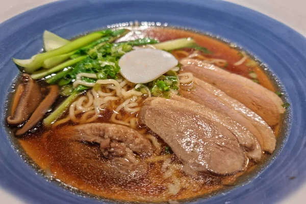 Comida Fideos Pato Sangre Pato Hervida Caldo Hierbas Marrón —  Fotos de Stock