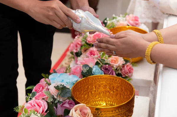 Ceremonia Nuntă Toarnă Apă Din Scoici Pentru Binecuvânta Mirele Mireasa — Fotografie, imagine de stoc