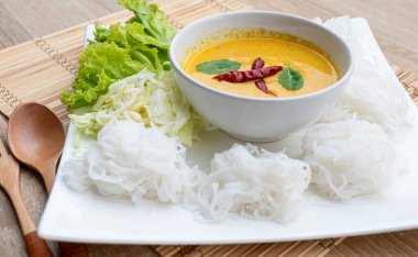 Çin tatlı çorbası beyaz tabak üzerinde yiyecek ve içecek konsepti