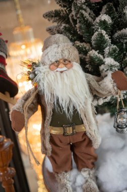 Noel Baba Noel arifesinde ve Noel arifesinde fener tutuyor.