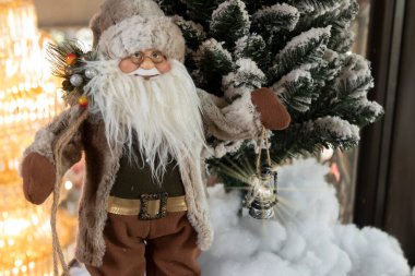 Noel Baba Noel arifesinde ve Noel arifesinde fener tutuyor.