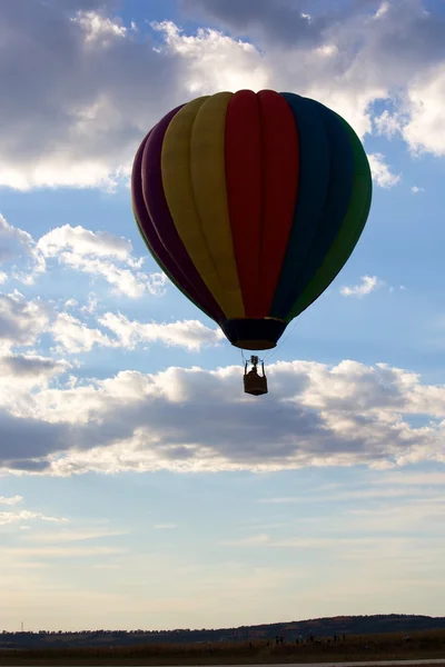 Warme kleurrijke luchtballon — Stockfoto