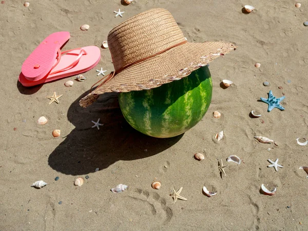 Watermeloen Strohoed Strand Zand Tussen Zeesterren Schelpen Het Zonlicht — Stockfoto