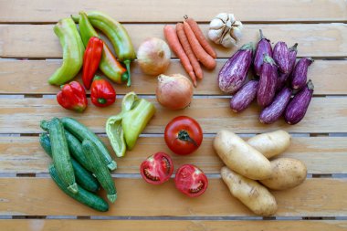 Tahta masanın üzerinde çiğ sebzeler yatıyordu. Vejetaryenlik ve vejetaryenlik kavramları