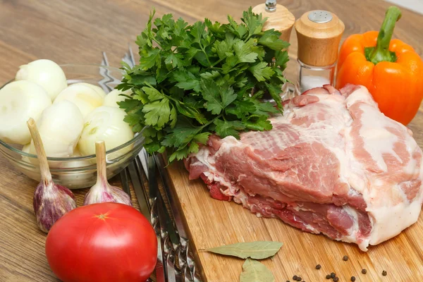 Kesme tahtasındaki çiğ et