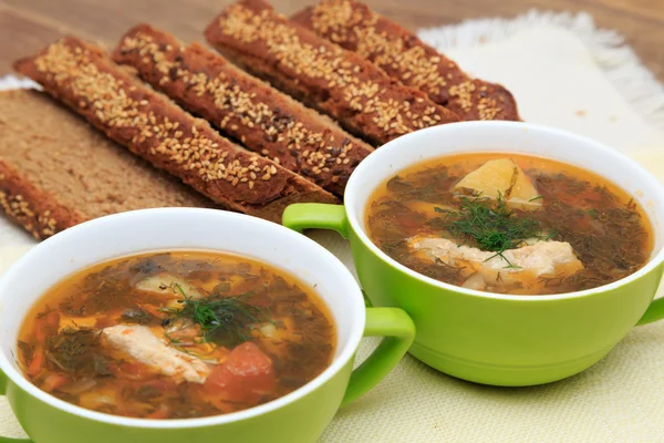 Sopa de verdura com pão de centeio — Fotografia de Stock