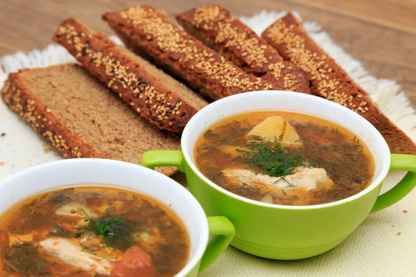 Grüne Suppe mit Roggenbrot — Stockfoto