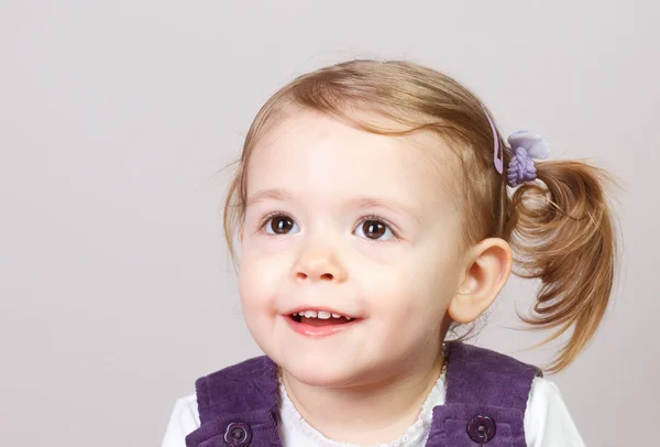 sevimli gülümseyen kız