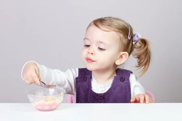 24 ay eski küçük bebek kız