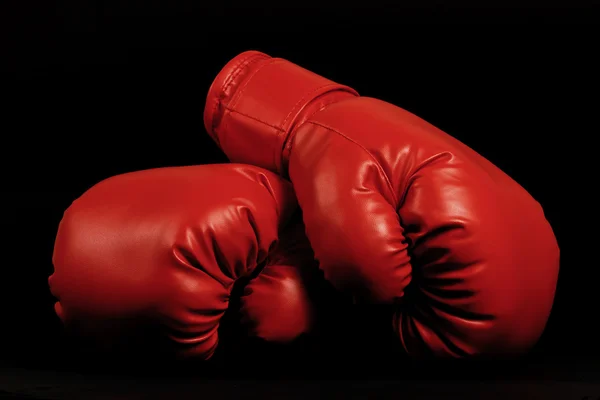 Вінтажні боксерські рукавички, що виходять з чорного фону — стокове фото