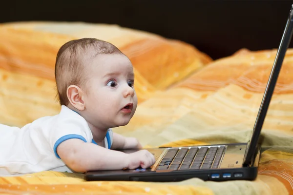 ノート パソコンと男の赤ちゃん ストック写真