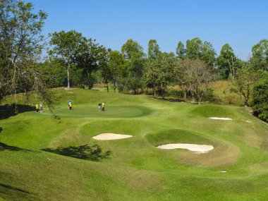 Pattaya, Tayland - 28 Aralık: tanımlanamayan erkekler golf oynarken bir doğal golf sahası yakınında pattaya, chonburi üzerinde 28 Aralık 2010.