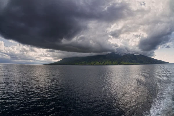 Tropical island with dramatic cloudscape in Indonesia — Stock Photo, Image