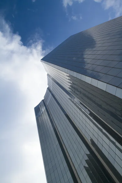 Edificio de oficinas de vidrio en el distrito financiero de Kuala Lumpur, Malasia — Foto de Stock