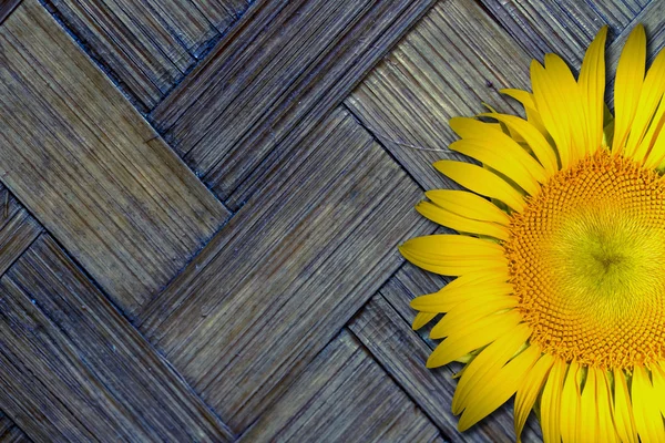 Yellow sunflower on old textured bamboo background — Stock Photo, Image